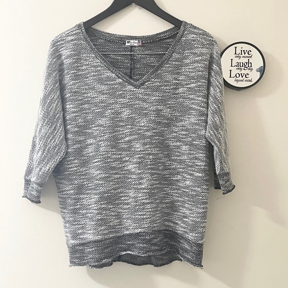 KUT from the kloth V-neck 3/4 sleeves sweater - Picture 2 of 8